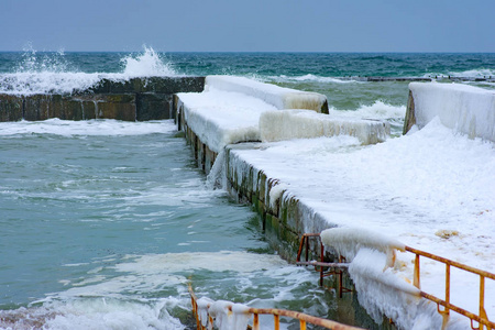 冬季海景。在黑海海岸的海滩上暴风雨般的波浪冰雪和冰雪。2018年3月02日。敖德萨 乌克兰