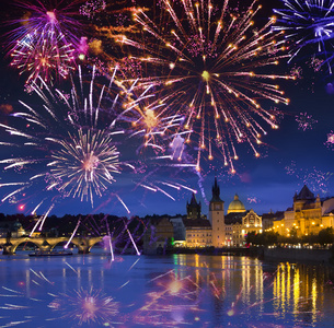 喜庆烟花卡尔桥，布拉格，捷克共和国