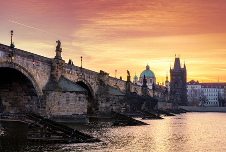 布拉格，捷克共和国。查理大桥其雕像和苏