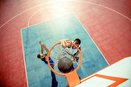高角度观的扣篮篮球在篮筐的篮球运动员