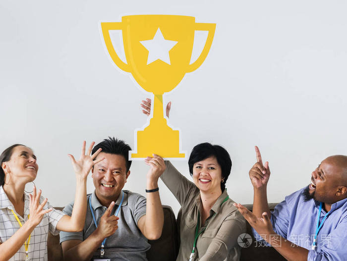 用奖杯庆祝成功的工人