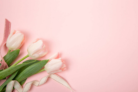 花的构图。白色背景的粉红色花朵框架。情人节。平躺, 顶部视图