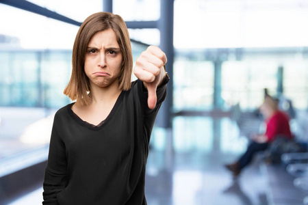 愤怒的漂亮女人不同意的姿势