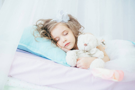 卧室里的小女孩在睡觉照片