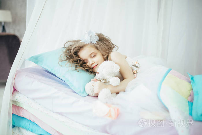 卧室里的小女孩在睡觉