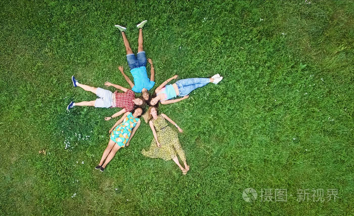一群年轻的成年人躺在草地上