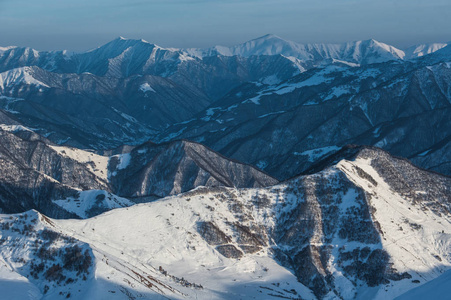 下雪的冬天山区太阳的一天。格鲁吉亚从滑雪场 Gudauri