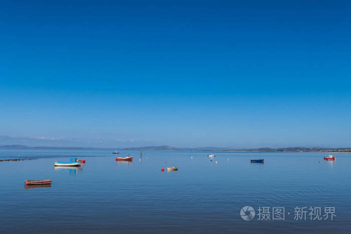 蓝天背景下散落在水中的小船