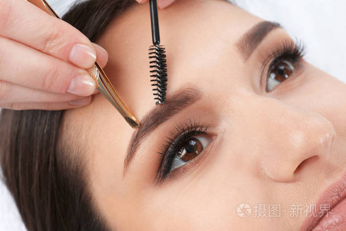 美容院有专业眉毛矫正程序的年轻女子照片 正版商用图片0o1fqj 摄图新视界 美容院有专业眉毛矫正程序的年轻女子照片 正版商用图片0o1fqj 摄图新视界