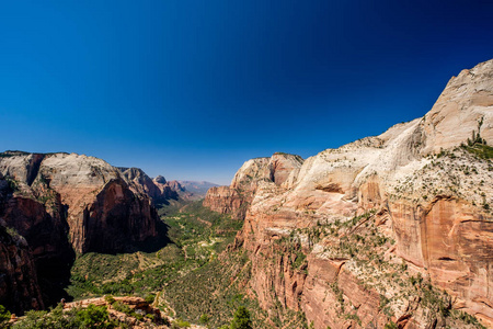 美国犹他州锡安国家公园蓝天下的岩石形成景观