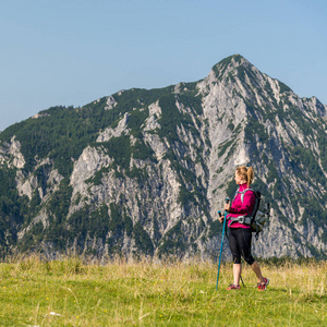 年轻女子在山中徒步旅行