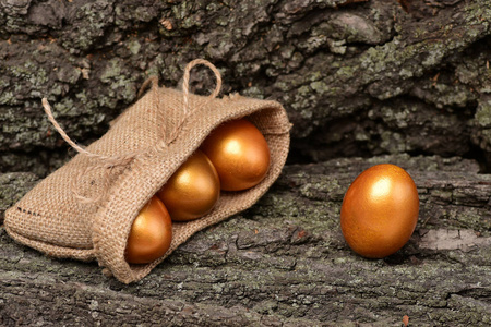 与传统的金色的复活节彩蛋，在粗麻布树皮