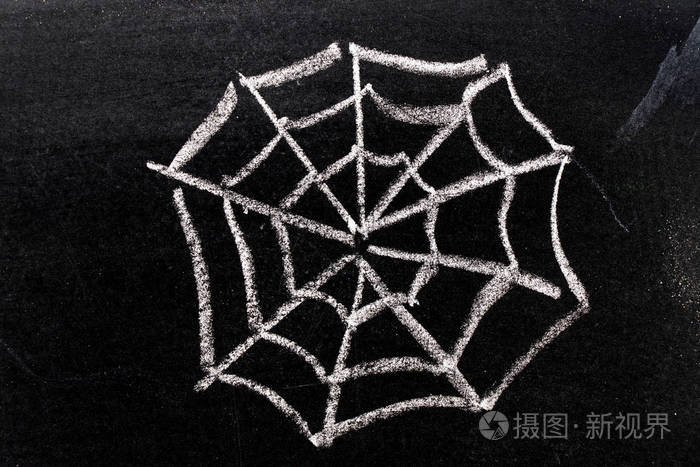 黑板背景上蜘蛛网形状的白粉笔手画