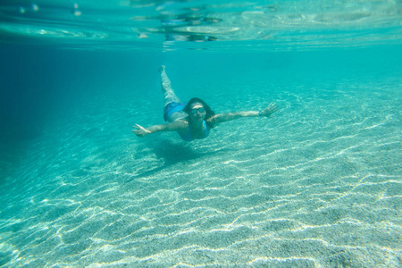 水下游泳的女人