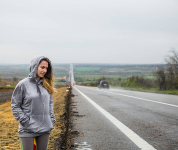 在道路上运动服的女孩