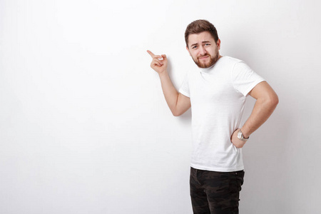 留着胡子指向副本空间愤慨英俊的男人.年轻男子照片