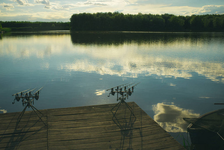 池塘木码头钓鱼竿