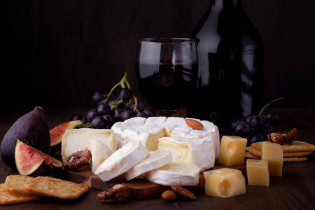 各种不同的奶酪与葡萄酒, 水果和坚果。乳酪, 山羊乳酪, gauda, 爱蒙塔尔