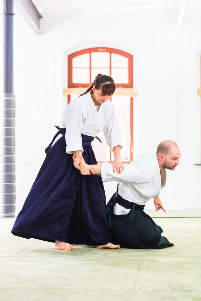 男人和女人在合气道武术学校打架