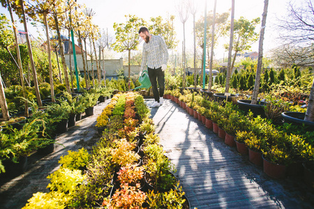 在城市花园工作的时髦园丁