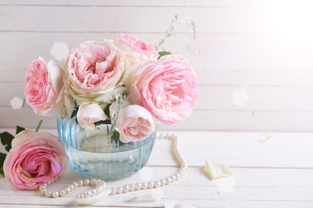 花瓶里的粉玫瑰