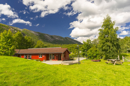 木制红幼儿园建筑的挪威山区图片