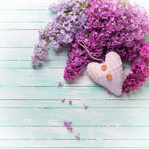 淡紫色的花和装饰的心