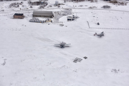 机场在雪地里, 飞机覆盖着积雪。俄国, 极端北部, 冬天, 雪