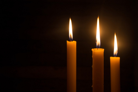 三根蜡烛光在黑暗中作为生命的光