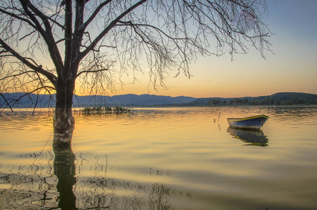 放松日出场面与小船和树馬其頓, Dojran 湖