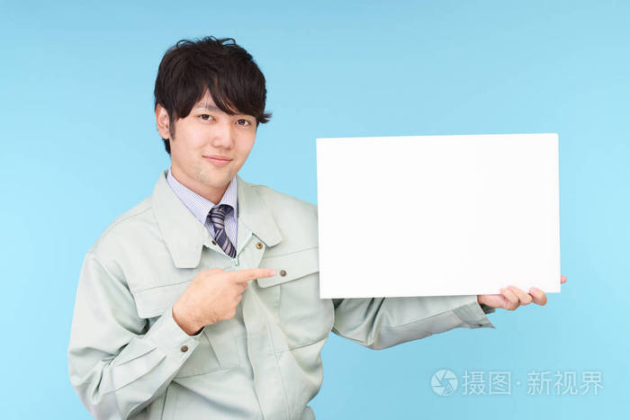 微笑的工作人员与白板