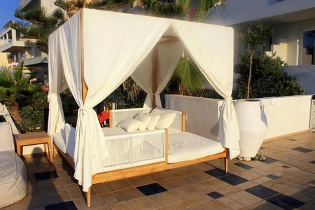 浴鹄湾在希腊克里特岛的露台上美丽日光浴浴床照片