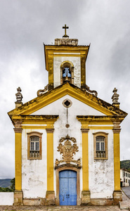 老与和黄色天主教教会第十八世纪位于著名和历史城市的中心 Ouro 欧鲁普雷图在锭米纳斯吉拉斯州