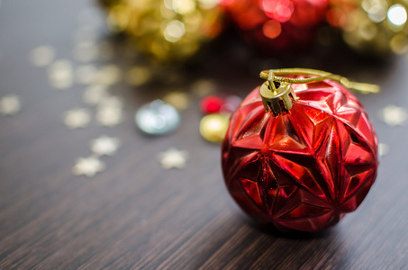 圣诞装饰品的散景背景上的红色圣诞球