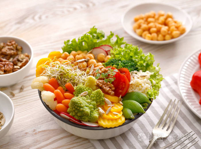 佛碗健康平衡的素食餐新鲜的沙拉与各种蔬菜健康饮食理念