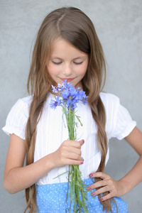 小女孩比心图片