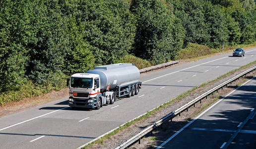 公路运输白池卡车