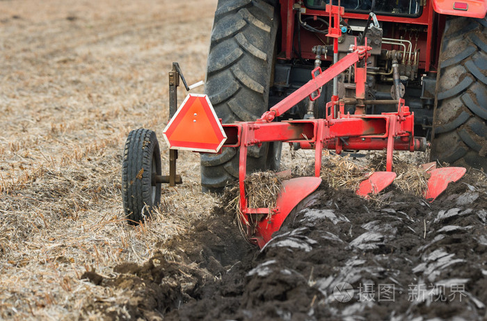 拖拉机犁地字段