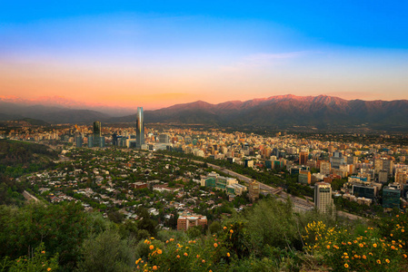 圣地亚哥 de 智利的看法与安第斯山脉山脉在后面在日落