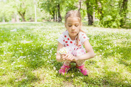 快乐的小女孩在大自然中玩耍在花草甸, 美丽的春天天