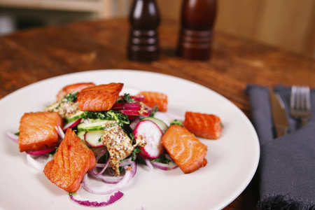 烤鲑鱼配萝卜和菠菜, 用白盘子招待.从上面观看, 顶部工作室拍摄照片