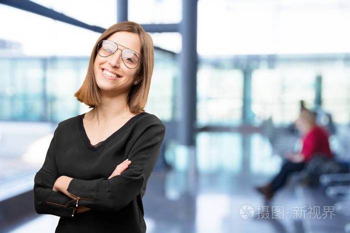 年轻漂亮的女人在眼镜