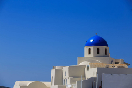 希腊在蓝色背景上的白色教堂的圣托里尼岛