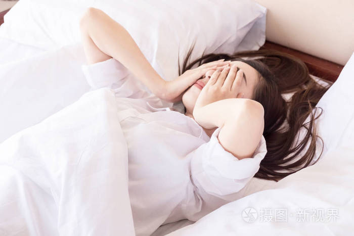 年轻女子不能睡觉.在她的床上和思维上