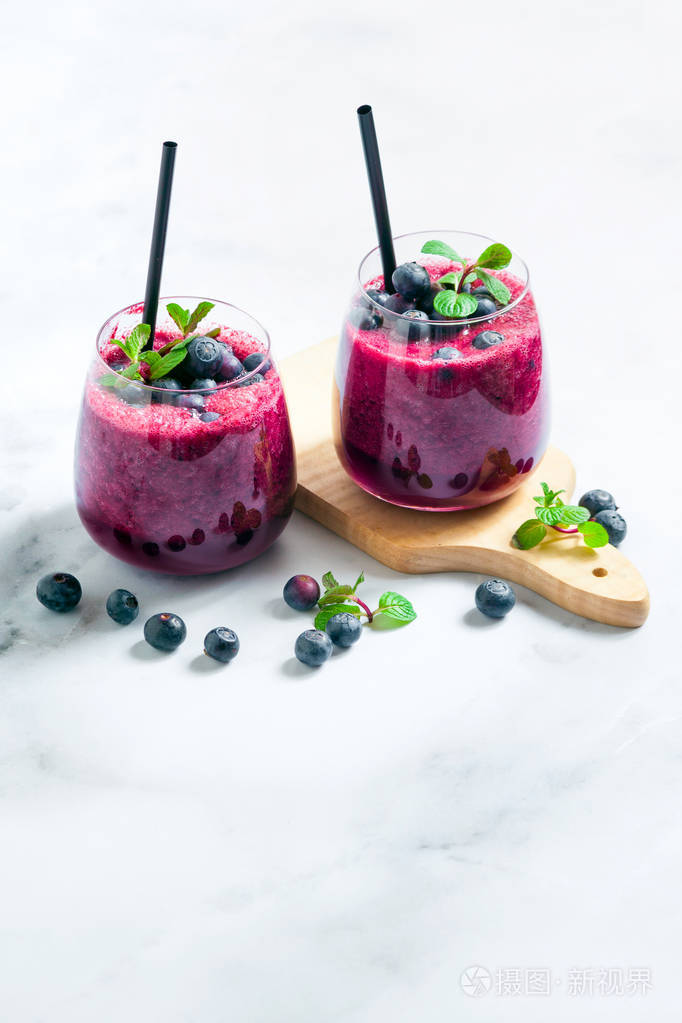 桌上刚榨出的蓝莓汁.一个健康的夏天