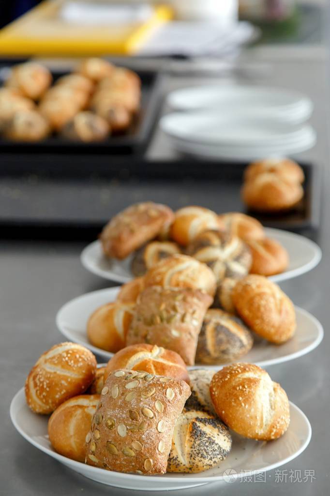 新出炉的点心在厨房里