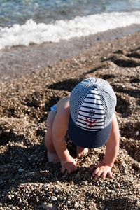 在沙滩上玩小卵石 沙子 的小孩子, 情绪上大笑