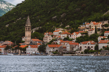 在黑山卡科托尔湾的 Perast 镇