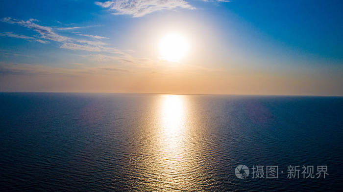 美丽的太阳升起在海滩上