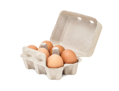 鸡蛋在白色背景上孤立的纸模具盒包装